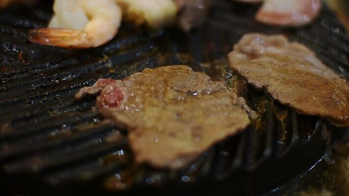 전통 접시 선 음식 조각 백그라운드 재료 한국 육류 돼지고기 요리 동양인 사람없음 파티 주방 일본 식사 저녁식사 침묵 소고기 흰색 신선 뜨거움 소 닫기 연기 그릴 바비큐 먹기 배고픔 준비 날것 슬라이스 대리석 깨 갈비뼈 등심 뷔페 맛있는 MOV 해외동영상 클립영상 식기 아시아 컬러 식재료 포유류 모션 주방용품 뼈 인종 이벤트 소리 조미료 동영상 파일형식 동물 나라 생활용품 사람 향미료 양념 오브젝트