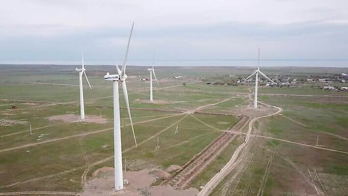 산업 도로 호수 바다 여행 밭 날개 자연 하늘 바람 안테나 파노라마 풍경 초원 사람없음 야외 초록색 환경 탑 힘 재활용 발전기 시골 그룹 풍력에너지 정상 승차 에코 프로펠러 회전 사이클링 유지 돛대 드론 스텝 카자흐스탄 4K 알마티 MP4 해외동영상 클립영상 자연요소 건축물 아시아 길 컬러 농업 통신 교통시설 모션 날씨 촬영기법 발전소 그린에너지 육상스포츠 친환경 생태계 동영상 파일형식