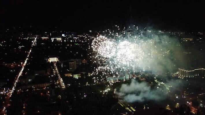 행복 도로 여행 백그라운드 건축양식 하늘 불 휴가 조명 새로움 기념 폭죽 안테나 이벤트 사람없음 빛 강 도시풍경 컬러풀 파티 검은색 축제 축하 도시 정상 야간 저녁 폭발 연도 스카이라인 드론 카자흐스탄 알마티 MP4 해외동영상 클립영상 자연요소 건축 감정 아시아 길 컬러 컨셉 통신 교통시설 풍경 동영상 파일형식