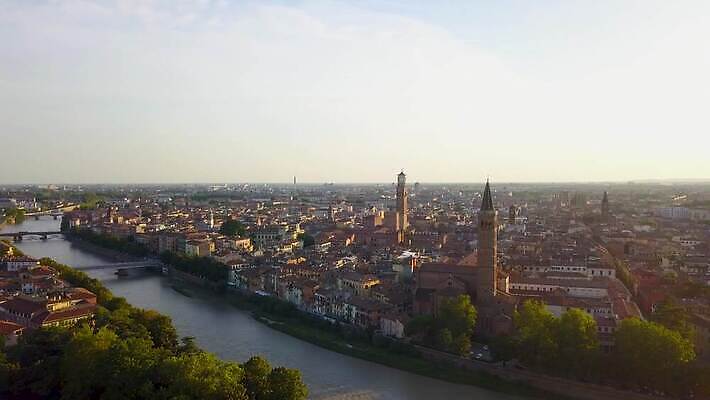 유럽 문화 벽 여행 건축양식 지붕 주택 안테나 파노라마 풍경 사람없음 건물 물 여름 강 도시풍경 성당 교회 탑 이탈리아 골동품 바위 도시 센터 중세 역사 옥상 타운 드론 랜드마크 로마인 베로나 보호구역 옛날 4K MOV 해외동영상 클립영상 자연요소 건축물 계절 건축 나라 통신 종교건축 촬영기법 인종 돌_바위 동영상 구역 파일형식