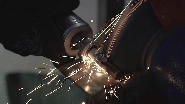 손 산업 부분 공장 모션 불꽃 노동자 안전 사람없음 금속 힘 기계 장비 과학기술 공구 디스크 업무 바퀴 원형 칼날 작업실 제조 자르기 철 속도 회전 그라인더 갈기 정비공 느림 공학 되감기 송곳 용접 조작 철강 톱질 4K HD MOV 해외동영상 클립영상 도형 직업 교육 공업 재질 불 기술 신체부위 도구 작업 기술자 질병 동영상 커피용품 파일형식