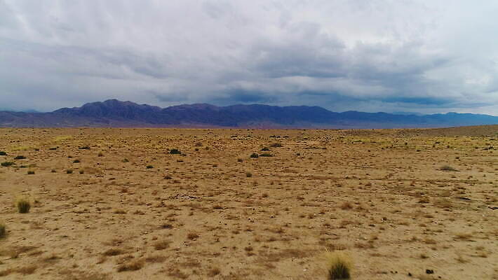모래 여행 백그라운드 자연 하늘 산 건조 안테나 사람없음 모래사장 컬러풀 골짜기 사막 플랫 모래언덕 언덕 지역 암초 사암 드론 땅바닥 키르기스스탄 4K MOV 해외동영상 클립영상 바다 컬러 통신 바닥 돌_바위 생태계 동영상 중앙아시아 파일형식
