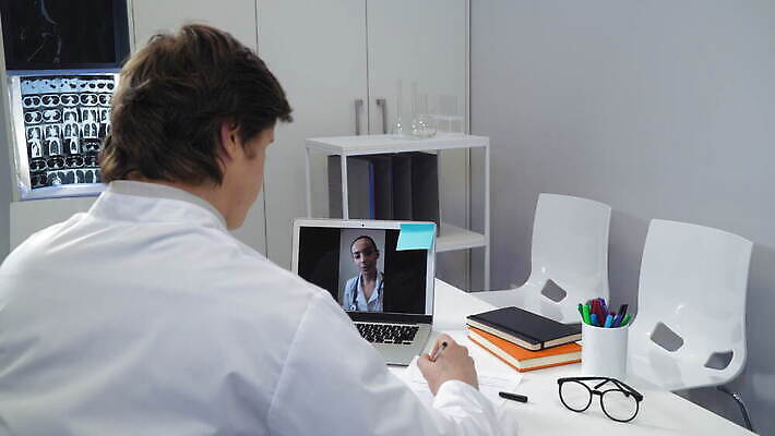 직업 여자 남자 유니폼 인터넷 통신 청진기 회의 기술 실내 건강 병원 대화 사람 성인 두명 노트북 컴퓨터 약 스크린 웹 진료 의사 상담원 무선전화기 동료 컨설턴트 상담 약속 부름 멀리 동영상 4K MOV 해외동영상 클립영상 옷 비즈니스 의학 관계 의료기기 모션 말하기 내부 전자제품 의료진 사무원 전문직 전화기 파일형식