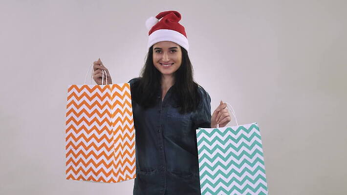 백인 모자 손 여자 행복 종이 얼굴 백그라운드 컨셉 크리스마스 겨울 가방 청소년 휴가 새로움 실내 선물 한명 성인 빨간색 쇼핑 산타클로스 세일 상점 축제 희망 놀람 축하 잡기 시장 구매 12월 연도 승진 밀레니얼 4K MOV 해외동영상 클립영상 서양인 1 잡화 계절 기념일 감정 컬러 모션 표정 사람 내부 신체부위 경제 날짜 동영상 파일형식