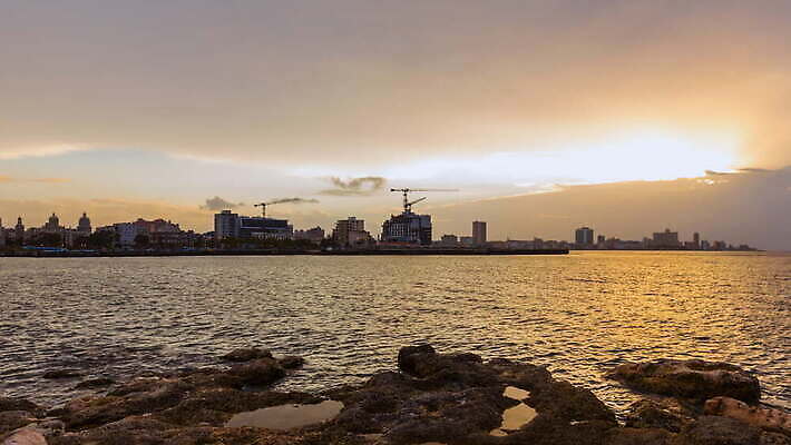 바다 풍경 사람없음 야외 관광지 컬러풀 반사 평화 저녁 쿠바 스카이라인 빛망울 아바나 4K 타임랩스 MOV 해외동영상 클립영상 컬러 여행 컨셉 촬영기법 빛 중앙아메리카 야간 동영상 파일형식