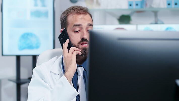 백인 직업 응시 유니폼 통신 청진기 모바일 세포 기술 실내 건강 병원 실험 말하기 대화 사람 앉기 성인 스마트폰 핸드폰 약 외침 듣기 의사 흰색 업무 실험실 토론 무선전화기 약속 4K MOV 해외동영상 클립영상 서양인 시선 옷 컬러 의학 의료기기 모션 내부 전자제품 스마트기기 소리 의료진 작업 전화기 동영상 파일형식