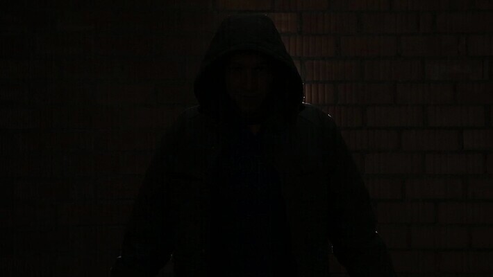 남자 실루엣 얼굴 2 거리 사람없음 숫자 검은색 어둠 덮개 잡기 도시 폭력 범죄 칼 유령 야간 저녁 위험 공격 도둑 절도 날카로움 법 살인 숨김 단검 해커 나쁜 빈민가 살인범 MOV 해외동영상 클립영상 자연요소 문자 무기 컬러 컨셉 모션 촬영기법 사람 신체부위 뚜껑 검 범죄인 사회이슈 동영상 파일형식