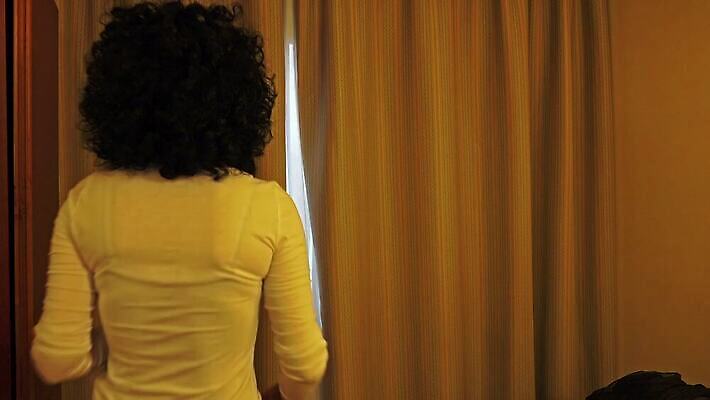 백인 모델 라이프스타일 응시 여자 감정 여유 셔츠 신체 창문 아침 아파트 주택 사랑 한명 서기 사람 사람없음 내부 빛 햇빛 뷰티 평화 걷기 방 슬픔 흰색 표현 이별 팬티 리빙 셔터 내추럴 배려 혼자 부두아르 4K HD MP4 해외동영상 클립영상 주간 서양인 1 시선 컬러 컨셉 상의 모션 건물 생활 태양 속옷 동영상 파일형식