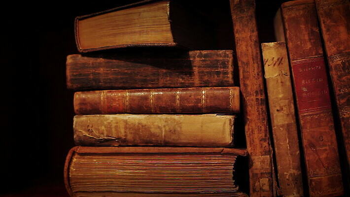 교육 종이 문화 백그라운드 텍스트 날씨 책장 따뜻함 사람없음 책 학습 스터디 독서 갈색 쌓기 어둠 수확 골동품 덮개 얼룩 역사 도서관 가죽 수집 오브젝트 질감 문서 복고 과거 문학 페이지 양장본 찢어짐 시트 구식 그런지 옛날 줄서기 중고 MOV 해외동영상 클립영상 컬러 가구 컨셉 농업 모션 뚜껑 동영상 파일형식