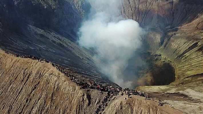 여행 자연 하늘 불꽃 산 안테나 사람 풍경 사람없음 야외 여행객 계단 동남아시아 놀람 구멍 연기 위험 큼 폭발 질감 화산 인도네시아 먼지 분화구 용암 연소 드론 랜드마크 스모그 절정 4K MOV 해외동영상 클립영상 감정 아시아 컨셉 통신 불 표정 크기 생태계 동영상 파일형식
