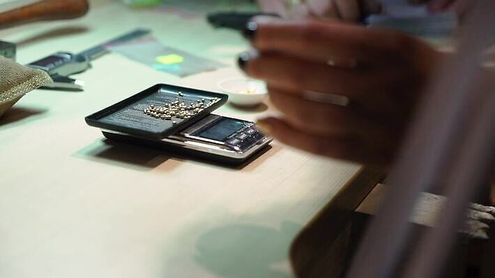 직업 산업 비즈니스 장신구 노동자 기술 사람없음 금융 경제 상점 금속 디지털 기계 장비 기구 공구 업무 작업실 황금 고급 제조 구매 은색 상품 몸무게 가격 보석 측정 눈금 만들기 딜러 가치 경영 계량 공예가 백금 MOV 해외동영상 클립영상 컬러 컨셉 모션 재질 쇼핑 도구 작업 광석 동영상 파일형식