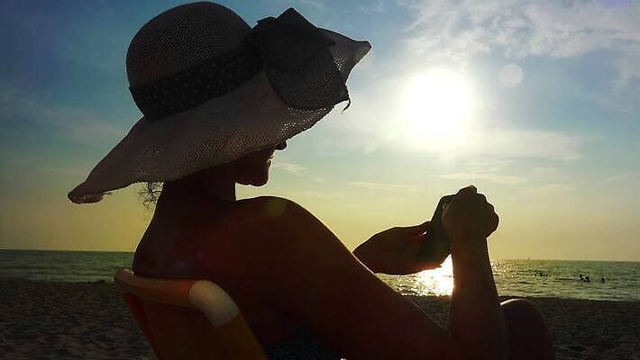 백인 라이프스타일 여자 행복 바다 여행 비즈니스 텍스트 통신 모바일 휴가 세포 한명 사람 야외 물 스마트폰 핸드폰 여행객 걷기 일출 일몰 활발 타이핑 비즈니스우먼 메시지 전화기 스마트 문자메시지 진짜 4G 4K MP4 해외동영상 클립영상 자연요소 서양인 1 감정 컨셉 모션 IT 생활 전자제품 스마트기기 노을 직장인 동영상 파일형식