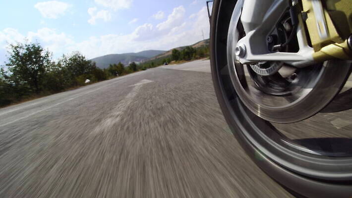 라이프스타일 도로 여행 교통시설 모션 거리 사람없음 야외 금속 자전거 힘 운전 자유 오토바이 시골 바퀴 승차 묘사 속도 순환 모터 라이더 바이크레이서 4K MOV 해외동영상 클립영상 길 교통 컨셉 재질 생활 바이크 시설 동영상 파일형식