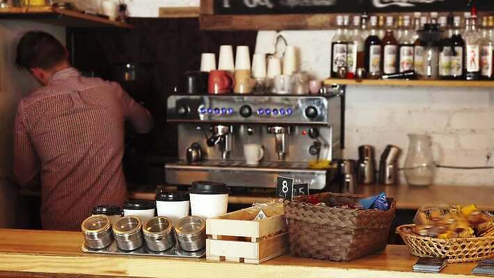 직업 커피 음료 티셔츠 아침 디저트 콩 관리 미술 한명 컵 노란색 케이크 식당 카페 회색 머그컵 흰색 업무 바 닫기 웨이터 피부 향신료 만들기 바리스타 레시피 카푸치노 에스프레소 중독 라떼 아라비카 카카오 카페인 필터 4K MOV 해외동영상 클립영상 주간 1 식기 음식 컬러 셔츠 모션 문화예술 곡류 사람 신체부위 상점 작업 동영상 향미료 파일형식