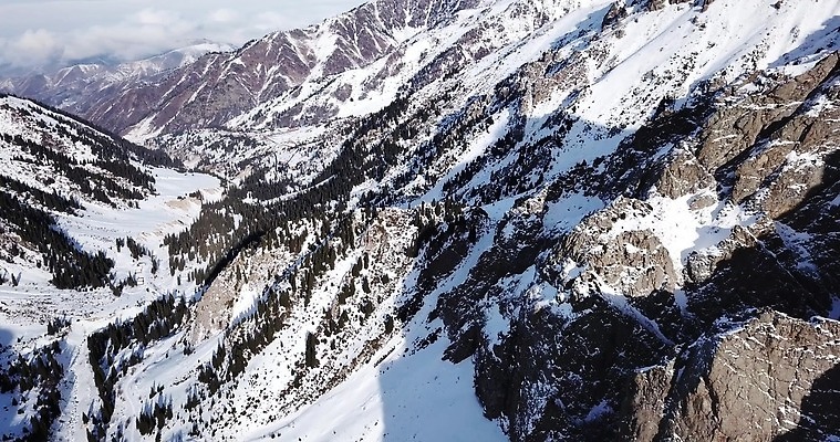 나무 구름 여행 겨울 자연 하늘 산 안테나 그림자 풍경 경사 사람없음 야외 파란색 빛 태양 골짜기 냉동 얼음 등산 절벽 추위 흰색 정상 위험 큼 고도 빙하 암초 드론 절정 카자흐스탄 눈내림 4K 알마티 MP4 해외동영상 클립영상 자연요소 식물 계절 아시아 컬러 컨셉 통신 트래킹 눈 크기 생태계 동영상 파일형식