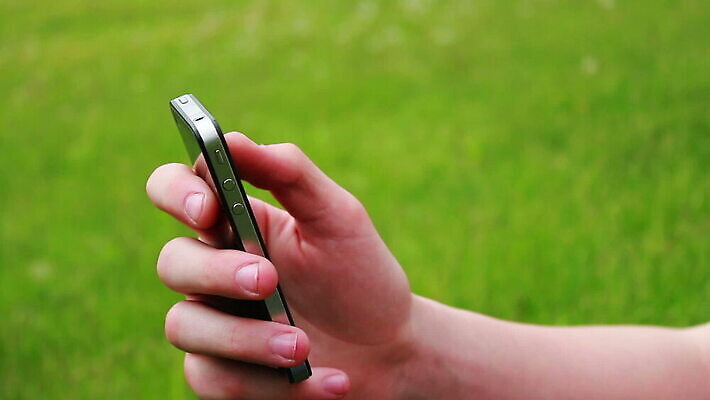 모델 라이프스타일 손 인터넷 비즈니스 통신 모바일 세포 관리 사람없음 스마트폰 핸드폰 디지털 스크린 웹 터치 타이핑 잡기 네트워크 메시지 무선전화기 전화기 스마트 부름 문자메시지 아이폰 터치스크린 MOV 해외동영상 클립영상 컨셉 모션 생활 신체부위 전자제품 스마트기기 동영상 파일형식