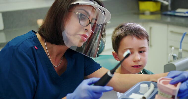 백인 여자 남자 초등학생 어린이 중년 장갑 영국 잉글랜드 실내 작업복 대화 설명 사람 앉기 소년 두명 위생용품 건강관리 환자 씻기 칫솔 청소 치과의사 치과용품 보여주기 서식스 4K MOV 해외동영상 클립영상 서양인 학생 잡화 옷 유럽 생활용품 의학 모션 건강 관리 말하기 성인 내부 청결 의사 의료용품 동영상 파일형식