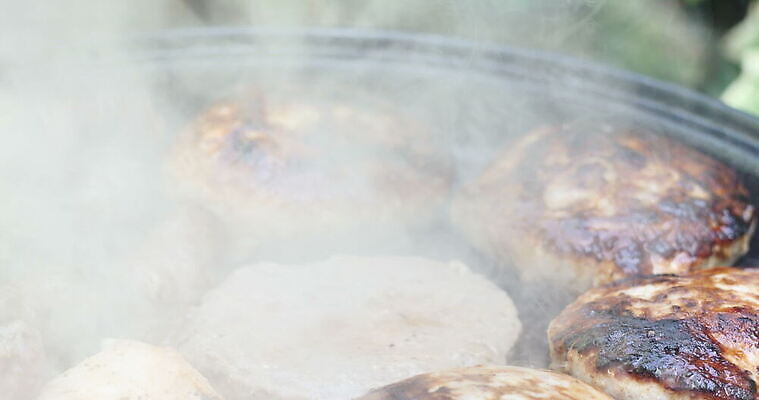 전통 접시 음식 장갑 공 불 따뜻함 건강 육류 돼지고기 스테이크 요리 동양인 사람없음 소풍 파티 요리사 식사 저녁식사 소고기 뜨거움 프라이팬 연기 맛 그릴 바비큐 미트볼 굽기 양고기 점심식사 케밥 다진 발칸반도 세르비아 맛있는 4K MOV 해외동영상 클립영상 자연요소 직업 식기 잡화 컨셉 식재료 주방용품 서양음식 인종 이벤트 야외활동 구이 동영상 파일형식