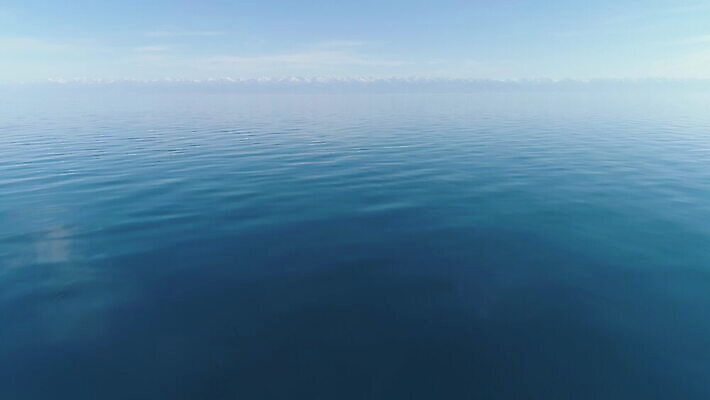 호수 바다 로우앵글 하늘 아침 안테나 사람없음 물 파란색 맑음 속도 갸우뚱 드론 터키석 키르기스스탄 4K 설정숏 MOV 해외동영상 클립영상 주간 자연요소 뷰포인트 컬러 통신 모션 날씨 촬영기법 보석 동영상 중앙아시아 파일형식