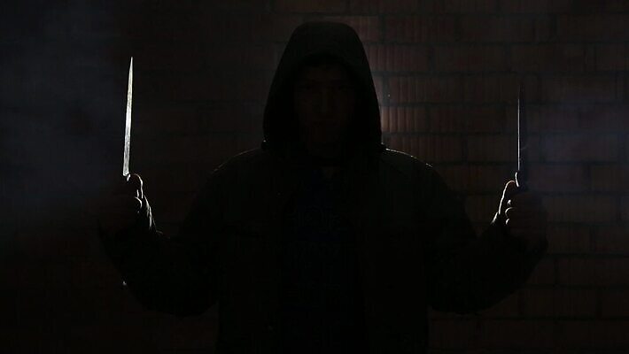 남자 실루엣 벽 이동 2 벽돌 거리 사람없음 숫자 검은색 어둠 방 덮개 잡기 도시 폭력 범죄 칼 유령 야간 저녁 공격 도둑 절도 날카로움 법 살인 숨김 단검 나쁜 살인범 MOV 해외동영상 클립영상 자연요소 문자 무기 컬러 컨셉 모션 촬영기법 사람 뚜껑 검 범죄인 사회이슈 동영상 파일형식