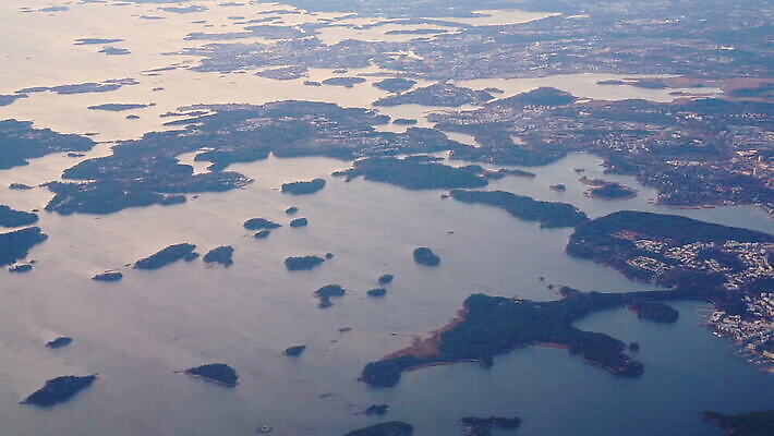 나무 유럽 바다 섬 여행 자연 하늘 안테나 파노라마 핀란드 풍경 사람없음 야외 물 도시풍경 항구 맑음 일몰 가을 바위 보트 북쪽 스카이라인 다도해 드론 발트해 스칸디나비아 옛날 헬싱키 MOV 해외동영상 클립영상 자연요소 식물 계절 나라 배_교통 통신 교통시설 날씨 촬영기법 북유럽 노을 돌_바위 도시 방향 생태계 동영상 파일형식