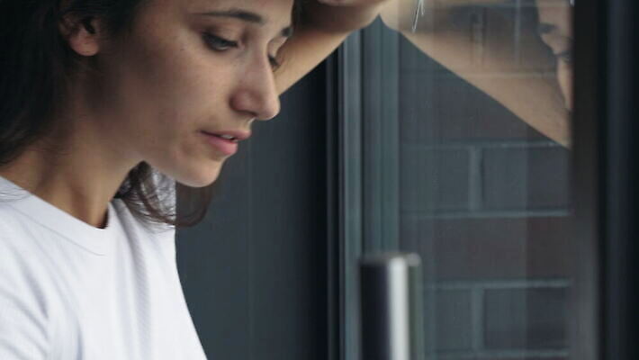 여자 감정 컨셉 생각 창문 청소년 실내 표정 한명 옆모습 슬픔 표현 좌절 후회 우울감 우울증 적자 혼혈 4K MOV 해외동영상 클립영상 1 뷰포인트 사람 내부 질병 다문화 동영상 파일형식