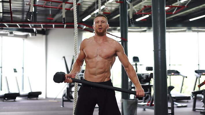 백인 웰빙 남자 스포츠 운동화 신체 근육 수염 탈의 실내 건강 한명 서기 미소 사람 운동 힘 장비 분노 바퀴 망치 연습 체육관 땀 근육질 타이어 노력 트랙터 몸통 때리기 복근 스트라이크 운동가 4K MOV 해외동영상 클립영상 서양인 1 감정 신발 모션 표정 내부 신체부위 공구 농기계 몸매 특수차량 동영상 파일형식