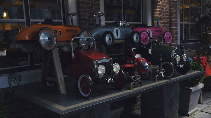 모델 벽 교통시설 자동차 탁자 사람없음 야외 컬러풀 장난감 상점 전시 플라스틱 오브젝트 네덜란드 기념품 고물 많음 4K MOV 해외동영상 클립영상 유럽 육상교통 컬러 가구 교통 컨셉 재질 시설 동영상 파일형식