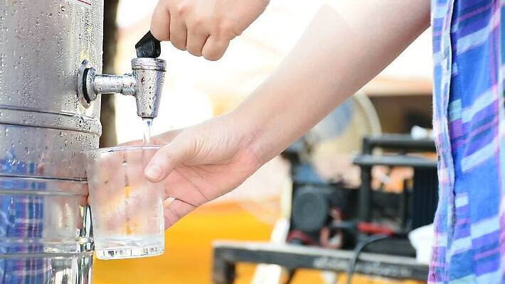 1 손 여자 아시아 음료 신체 가정 유리 실내 건강 사람 동양인 성인 사람없음 물 빛 주방 거품 흐름 추위 흰색 신선 오픈 투명 액체 개울 붓기 떨어짐 은색 가득함 순수 수도꼭지 탱크 고립 냉각기 철강 스플래쉬 놓기 MOV 해외동영상 클립영상 자연요소 나라 컬러 컨셉 모션 재질 인종 내부 신체부위 강 동영상 파일형식