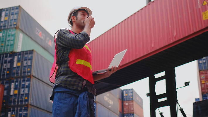 백인 직업 행복 산업 유니폼 비즈니스 공장 교통시설 노동자 한명 서기 안전 사람 성인 야외 노트북 글로벌 항구 장비 화물 업무 엔지니어 닫기 컨테이너 스마트 창고 서비스 경영자 라디오 상업 부름 수납 포트 물류 경영 로딩 분배 터미널 4K MOV 해외동영상 클립영상 서양인 1 옷 감정 교통 컨셉 공업 모션 전자제품 운송업 작업 기술자 시설 리더 동영상 파일형식