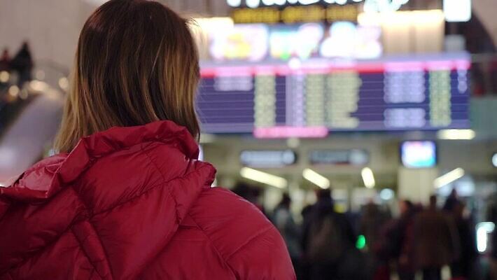 백인 유럽 선 여행 이동 비즈니스 텍스트 교통시설 휴가 비행기 한명 사람 성인 금발 여행객 정보 역 시간표 공항 도착 항공 출발 출퇴근 대문 승객 지연 취소 대패 체크인 터미널 MOV 해외동영상 클립영상 서양인 1 헤어스타일 나라 교통 컨셉 항공교통 대중교통 문 계획 시설 동영상 파일형식