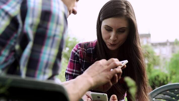 백인 라이프스타일 행복 백그라운드 자연 육류 요리 미소 사람 야외 두명 여름 친구 파티 정원 식사 시골 그룹 그릴 바비큐 굽기 주말 점심식사 4K MOV 해외동영상 클립영상 서양인 계절 감정 음식 식재료 관계 주방용품 표정 이벤트 생활 구이 생태계 동영상 파일형식