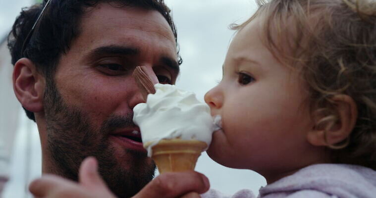 백인 남자 딸 가족 아이스크림 영국 함께함 야외 두명 부모 아빠 달콤 먹기 나눔 수유 서식스 4K MOV 해외동영상 클립영상 서양인 유럽 컨셉 관계 모션 디저트 사람 맛 동영상 파일형식