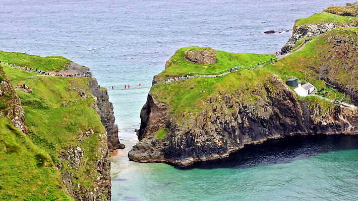 유럽 밧줄 바다 섬 여행 자연 하늘 휴가 영국 파노라마 풍경 사람없음 야외 물 여름 태양 여행객 하이킹 위험 오솔길 아일랜드 대서양 건너기 랜드마크 조감도 MOV 해외동영상 클립영상 자연요소 계절 나라 길 줄 컨셉 모션 레저 촬영기법 사람 생태계 동영상 파일형식