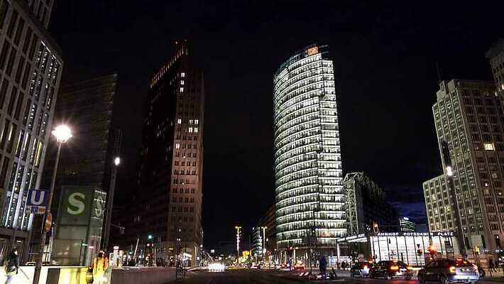 유럽 도로 여행 비즈니스 건축양식 교통시설 모션 자동차 거리 독일 사람없음 건물 금융 빛 도시풍경 사무실 고층빌딩 황혼 새벽 산책로 도시 센터 도심 전철 야간 저녁 교차로 정사각형 지역 타운 베를린 스카이라인 빛망울 랜드마크 수도권 4K MOV 해외동영상 클립영상 자연요소 도형 건축물 건축 나라 길 육상교통 교통 대중교통 풍경 빌딩 경제 일몰 시설 동영상 파일형식