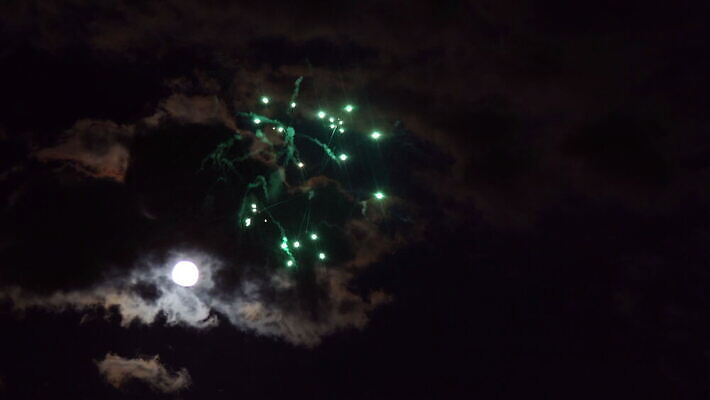 구름 기념일 행복 크리스마스 자연 하늘 표면 휴가 불꽃 기념 폭죽 불꽃놀이 풍경 이벤트 사람없음 빛 컬러풀 파티 우주 축제 어둠 황혼 행성 보름달 달 축하 야간 저녁 신비 폭발 달빛 공상 천문학 빛망울 광 독립 독립기념일 4K MOV 해외동영상 클립영상 자연요소 교육 감정 컬러 컨셉 놀이 불 일몰 생태계 동영상 파일형식