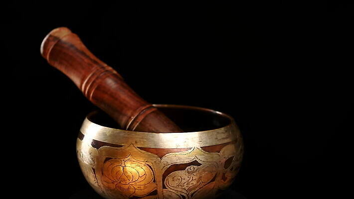전통 종교 문화 선 불교 노래 휴식 건강 동양인 사람없음 목재 컵 갈색 금속 검은색 스파 어둠 소리 에너지 기구 기도 마사지 막대기 사발 의식 영혼 망치 진동 명상 네팔 청동 동쪽 구리 놋쇠 뮤지컬 옛날 4K MOV 해외동영상 클립영상 나무 식기 아시아 음악 컬러 컨셉 재료 재질 인종 공구 사기그릇 원소 방향 동영상 파일형식