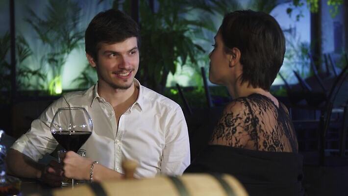 라이프스타일 커플 여자 기념일 남자 행복 감정 음료 통신 관계 휴가 휴식 기념 주류 미소 두명 섹시 파티 와인 카페 낭만 축하 표현 알코올 바 뜨거움 날짜 저녁 유혹 주말 유대감 4K MOV 해외동영상 클립영상 컨셉 표정 사람 이벤트 생활 상점 야간 동영상 파일형식