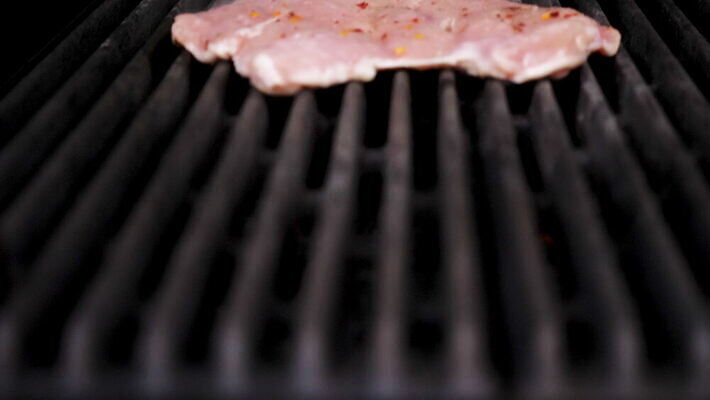 음식 백그라운드 모션 불 실내 건강 육류 스테이크 요리 사람없음 빨간색 여름 소풍 파티 주방 식당 식사 저녁식사 치킨 신선 뜨거움 닫기 연기 맛 그릴 바비큐 굽기 향신료 날것 숯 느림 점심식사 단백질 맛있는 4K MOV 해외동영상 클립영상 자연요소 계절 컬러 컨셉 식재료 주방용품 서양음식 이벤트 내부 야외활동 상점 구이 동영상 닭고기요리 영양소 향미료 파일형식