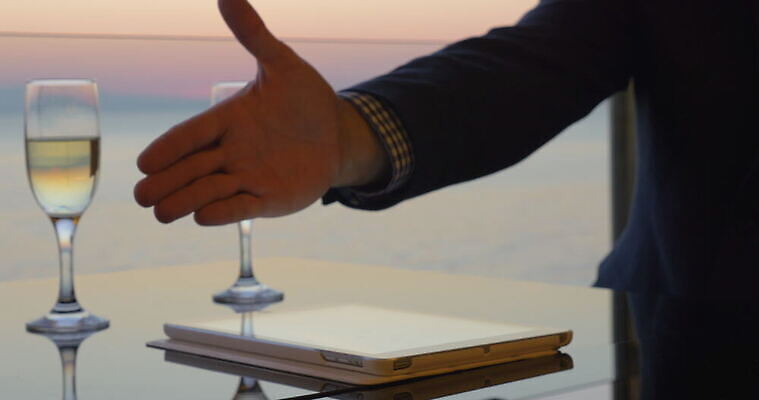 직업 손 음료 비즈니스 사업가 성공 악수 기념 협상 사람 성인 사람없음 신체부위 전자제품 컴퓨터 태블릿 터치패드 알약 디지털 와인 카페 거래 업무 비즈니스맨 비즈니스우먼 휴대용 배열 무선전화기 계약 사인 서명 패드 떨림 터치스크린 4K MOV 해외동영상 클립영상 여자 남자 컨셉 모션 주류 손짓 스마트기기 약 상점 작업 직장인 전화기 오브젝트 동영상 파일형식