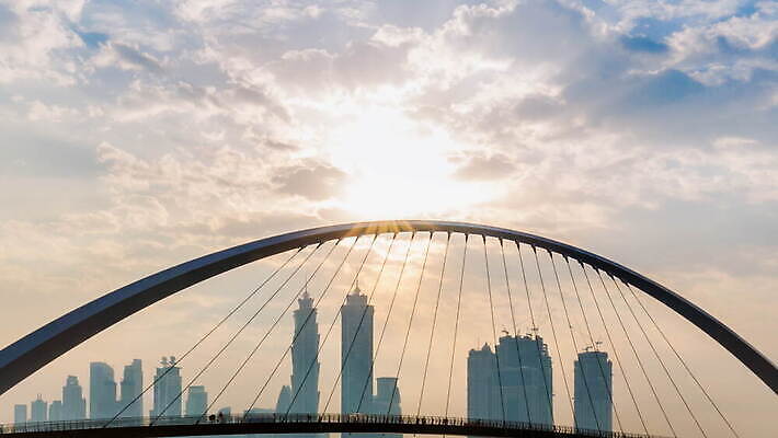 구름 디자인 건축양식 사람없음 야외 관광지 빛 강 태양 반사 고층빌딩 아치 스카이라인 아랍에미리트 개발 두바이 랜드마크 4K 타임랩스 MOV 해외동영상 클립영상 자연요소 건축 여행 중동 촬영기법 빌딩 동영상 파일형식
