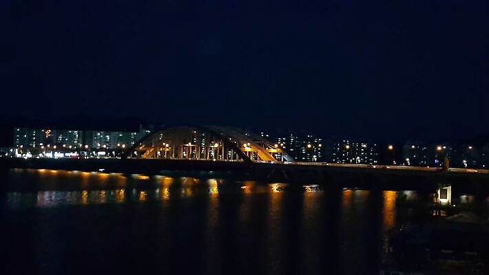 유럽 아시아 바다 여행 건축양식 전등 조명 한국 동양인 풍경 사람없음 건물 물 도시풍경 반사 여행객 탑 항구 고층빌딩 새벽 도시 만 보트 도심 야간 저녁 장면 스카이라인 석호 빛망울 랜드마크 4K MOV 해외동영상 클립영상 자연요소 건축물 건축 나라 배_교통 교통시설 사람 인종 빌딩 빛 동영상 파일형식