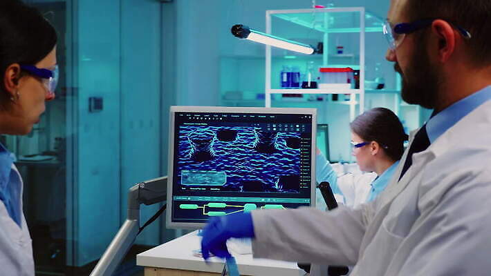 직업 과학 건강 현미경 실험 사람없음 치료 약 장비 간호사 의사 그룹 엔지니어 실험실 바이러스 보호 질병 야간 저녁 연구원 과학자 분석 직원 생물학 하이테크 미생물 혁명 개발 백신 전염병 화학자 코로나바이러스 4K MOV 해외동영상 클립영상 자연요소 교육 컨셉 의학 생물 기술 실험기구 의료진 기술자 동영상 학자 파일형식