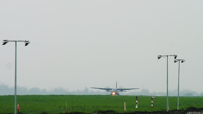 교통시설 하늘 아침 비행기 사람없음 화물 공항 항공 상업 제트기 승객 엔진 대패 착륙 접근 항공사 4K 알마티 MOV 해외동영상 클립영상 주간 산업 교통 항공교통 대중교통 운송업 시설 동영상 카자흐스탄 파일형식