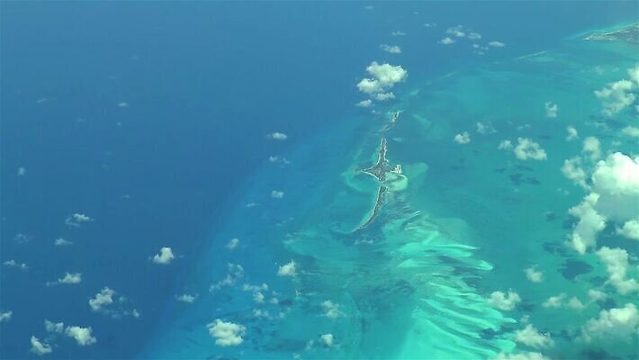 계절 섬 교통시설 자연 하늘 날씨 비행기 안테나 사람없음 파란색 햇빛 환경 맑음 비행 분위기 주식 고도 항공 상업 동영상 대서양 정의 고립 바하마 터키석 HD MP4 해외동영상 클립영상 바다 컬러 교통 컨셉 통신 항공교통 대중교통 금융 태양 보석 시설 생태계 파일형식