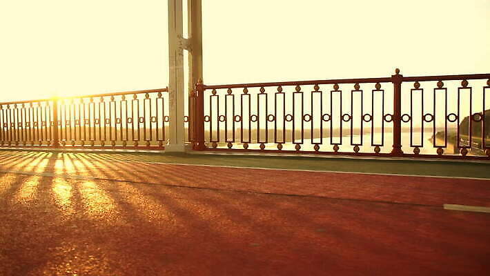 도로 길 바다 난간 자국 모션 자연 불꽃 한명 풍경 야외 물 울타리 강 햇빛 태양 일출 금속 맑음 일몰 광선 연못 도시 보행자 황금 그래피티 그림 장면 타운 느림 스카이라인 선로 철책 수평선 MOV 해외동영상 슬로모션 클립영상 자연요소 1 교통시설 재질 불 날씨 촬영기법 사람 담장 노을 낙서 생태계 동영상 파일형식