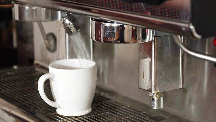 직업 커피 음료 티셔츠 아침 디저트 콩 관리 미술 한명 컵 물 노란색 케이크 식당 카페 회색 머그컵 흰색 업무 바 닫기 더위 웨이터 피부 만들기 바리스타 레시피 카푸치노 에스프레소 중독 라떼 아라비카 카카오 카페인 필터 4K MOV 해외동영상 클립영상 주간 자연요소 1 식기 음식 컬러 셔츠 모션 날씨 문화예술 곡류 사람 신체부위 상점 작업 동영상 파일형식