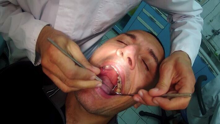 백인 직업 여자 산업 어린이 건강 치과 병원 사람 치료 약 장비 환자 의사 기구 오픈 입 치아 무서움 부식 치과의사 방문 순서 돌봄 명패 송곳 위생관리 잇몸 1인칭시점 HD 구강학 MOV 해외동영상 클립영상 서양인 시선 감정 신체 의학 모션 관리 신체부위 의료진 소화기관 동영상 파일형식