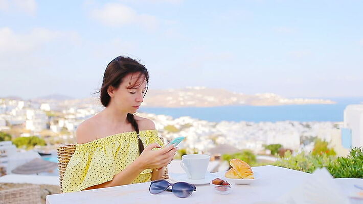 라이프스타일 유럽 커피 음료 음식 바다 여행 텍스트 탁자 호텔 휴가 건강 한명 사람 성인 컵 스마트폰 식당 주스 카페 정보 흰색 신선 잡기 도시 메시지 고급 아침식사 지중해 먹기 스마트 부름 산토리니 문자메시지 미코노스섬 MOV 해외동영상 클립영상 1 식기 나라 컬러 섬 가구 컨셉 모션 숙소 생활 핸드폰 스마트기기 상점 식사 그리스 동영상 파일형식