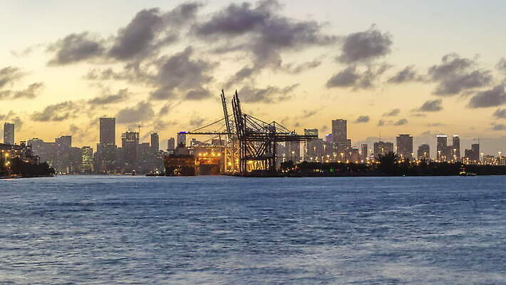 바다 사람없음 건물 도시풍경 고층빌딩 미국 일몰 새벽 화물 도시 도심 야간 저녁 포트 스카이라인 빛망울 마이애미 플로리다 4K 타임랩스 MOV 해외동영상 클립영상 자연요소 건축물 북아메리카 촬영기법 풍경 빌딩 빛 노을 운송업 동영상 파일형식